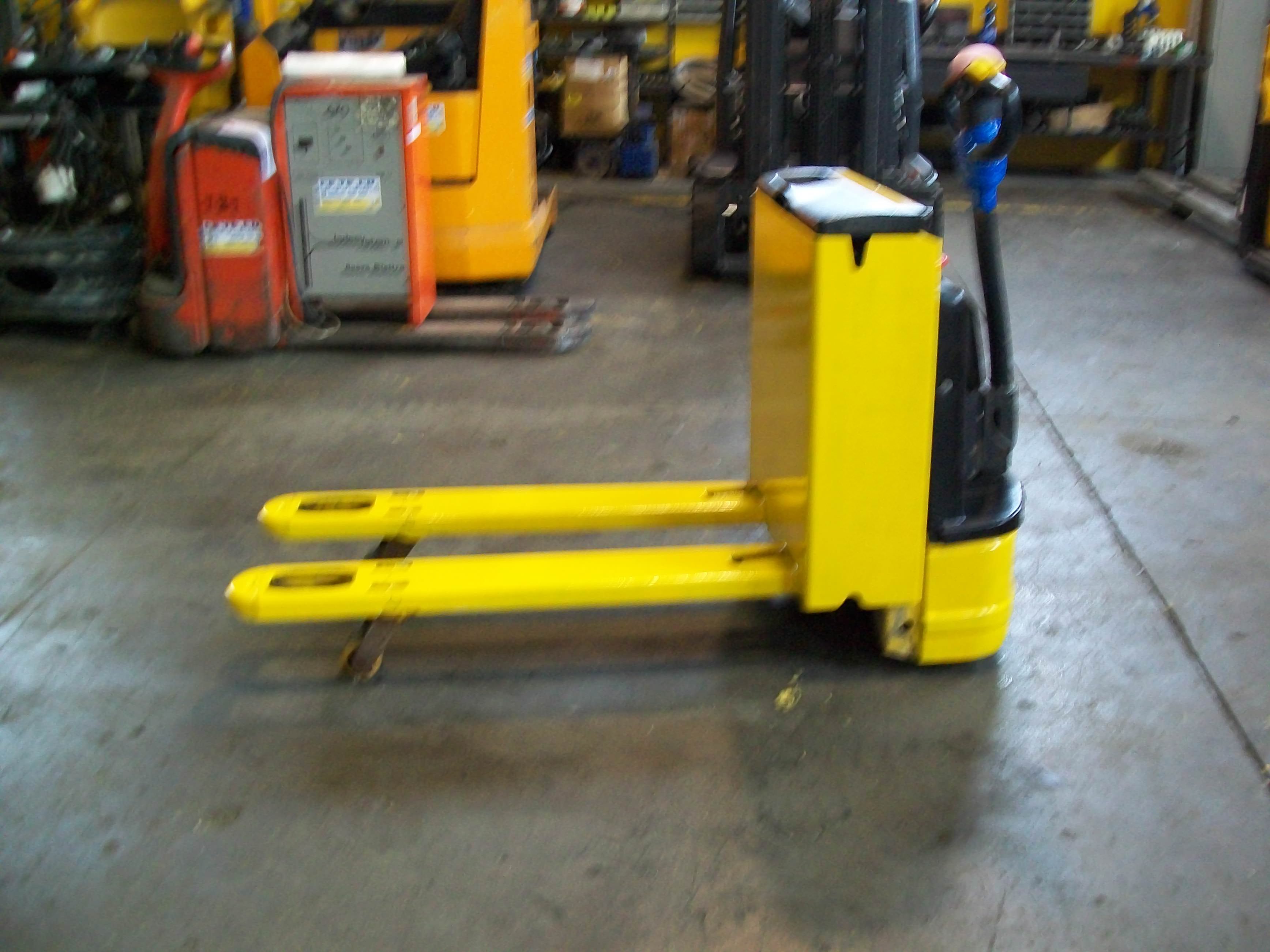 3 CARRELLI ELEVATORI USATI EURO 3.200  