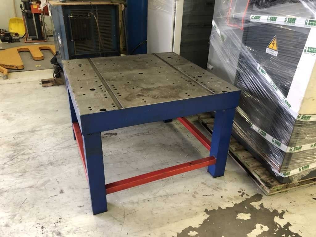 - Tavolo per attrezzatura 