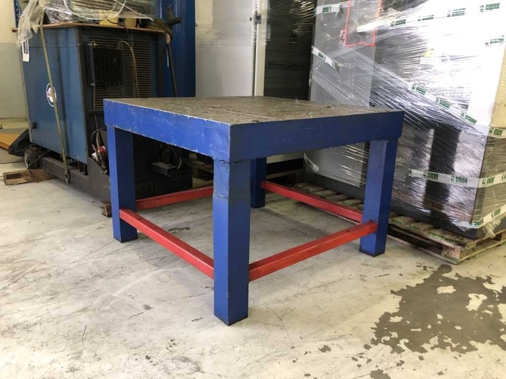 - Tavolo per attrezzatura 