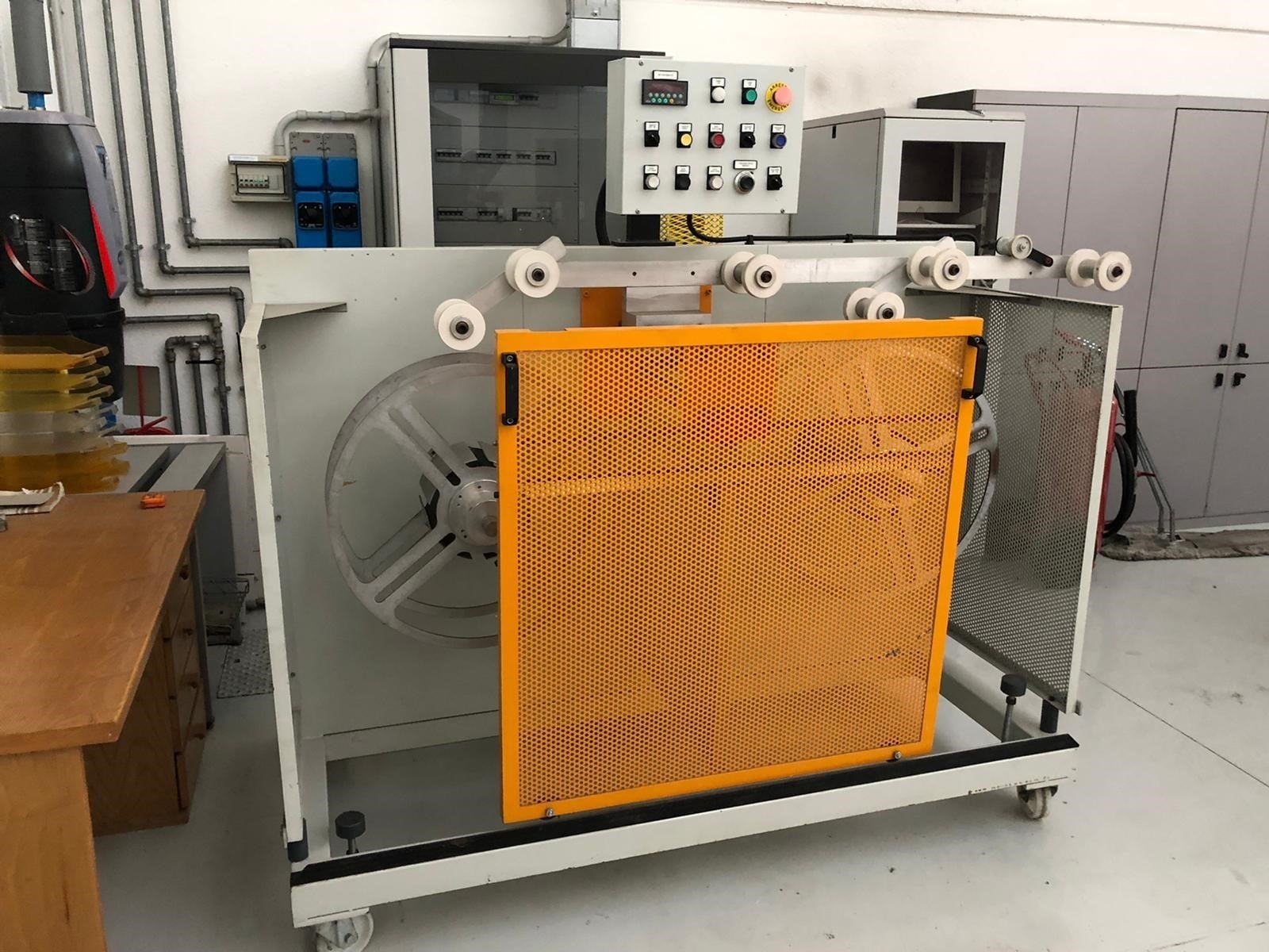 - AVVOLGITORE PER TUBO CORRUGATO 