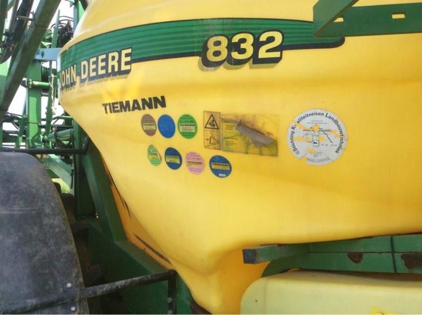 JOHN DEERE 832  2002