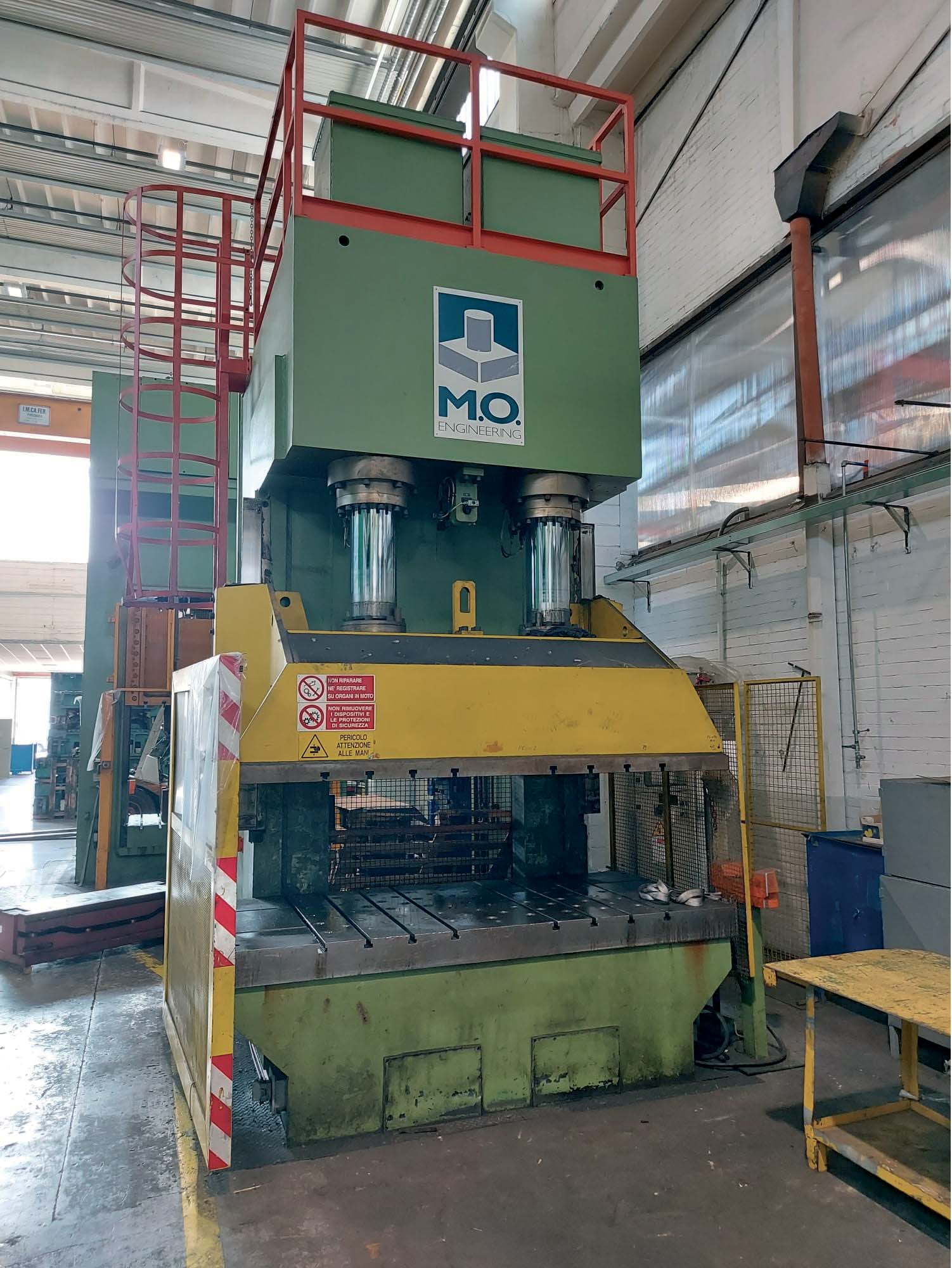 M.O. ENGINEERING 300 ton. 