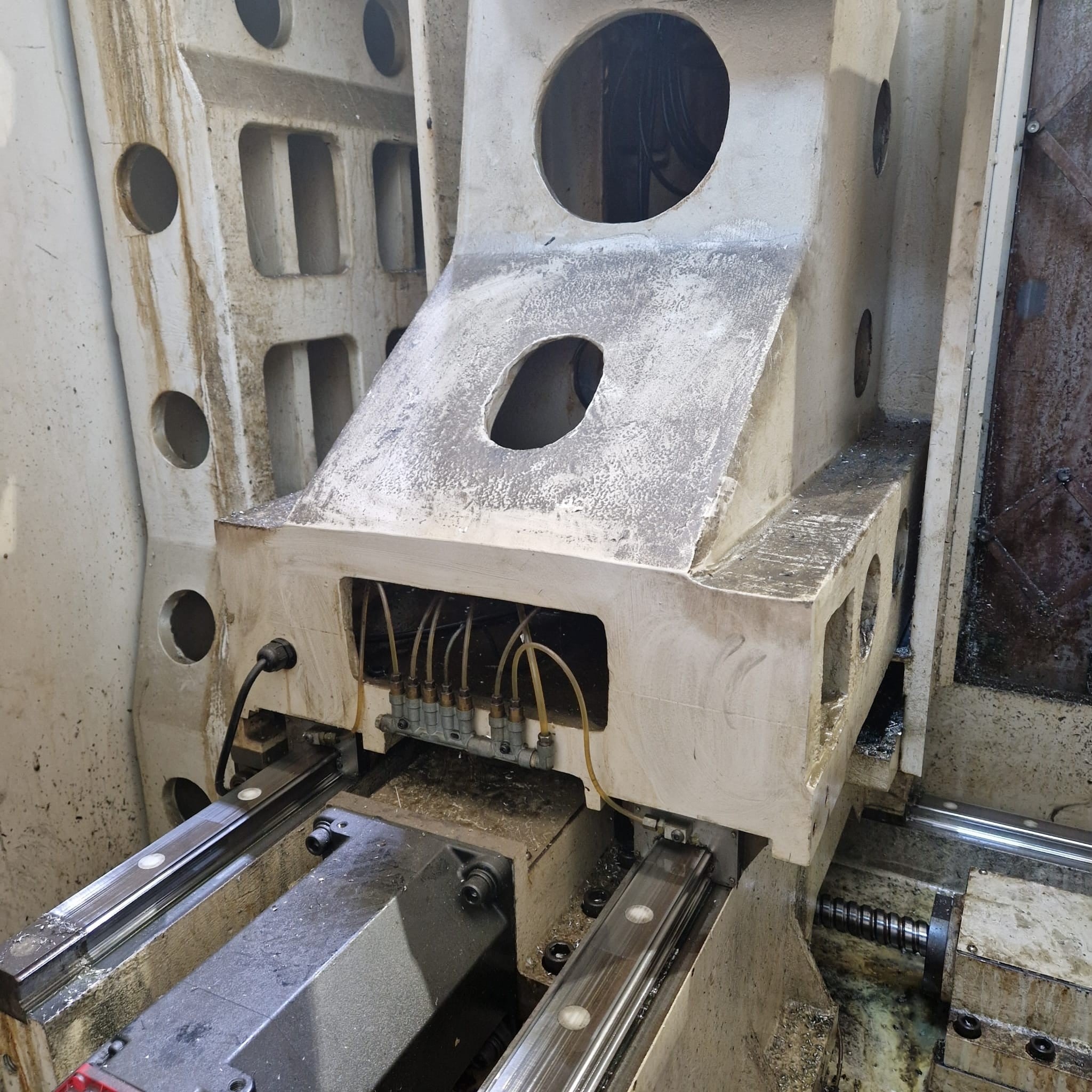 DAEWOO CENTRO DI LAVORO 2 PALLET DAEWOO MOD. ACE V400 