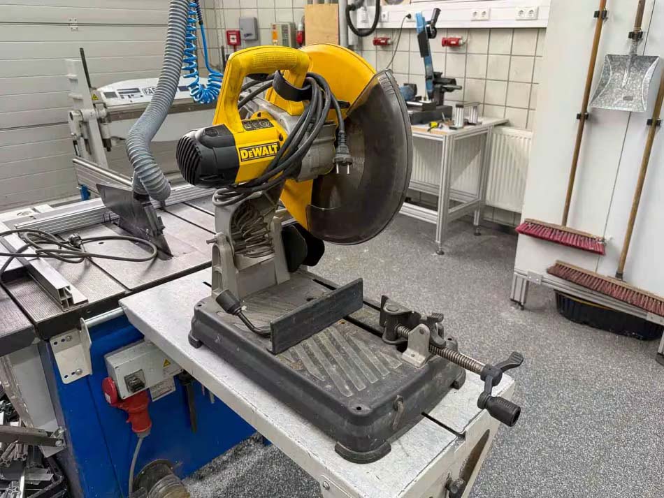 DEWALT DW872  2005