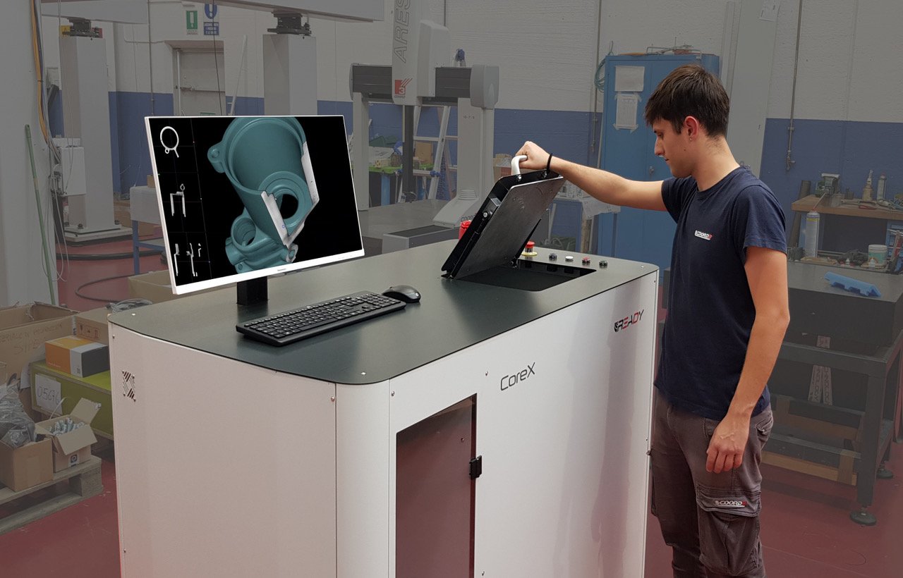 CoreX ONE: Immagina di poter vedere dentro i tuoi pezzi. Misurarne l'interno e l'esterno in pochi secondi. Individuare porosità e difetti prima che raggiungano il cliente